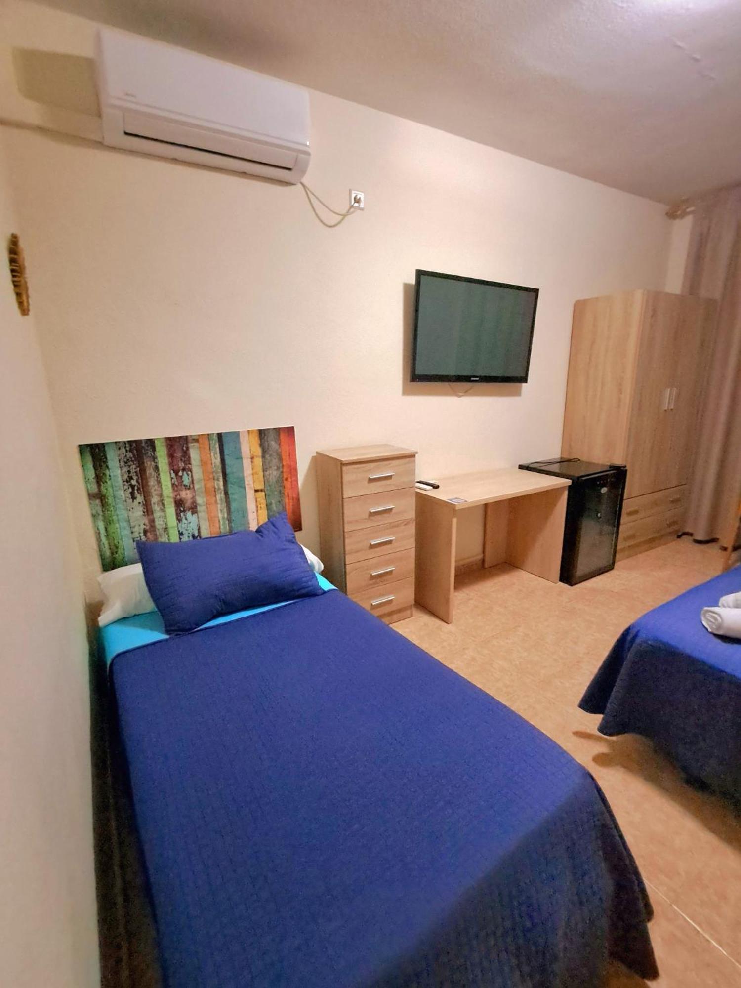 Hostal Dona Maria Valdemoro Exterior photo